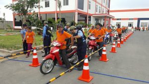 Nhân viên bảo vệ Thăng Long 24H kiểm soát người và xe máy tại khu vực cổng nhà máy